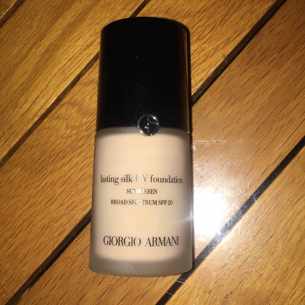 Giorgio Armani lasting silk UV foundation